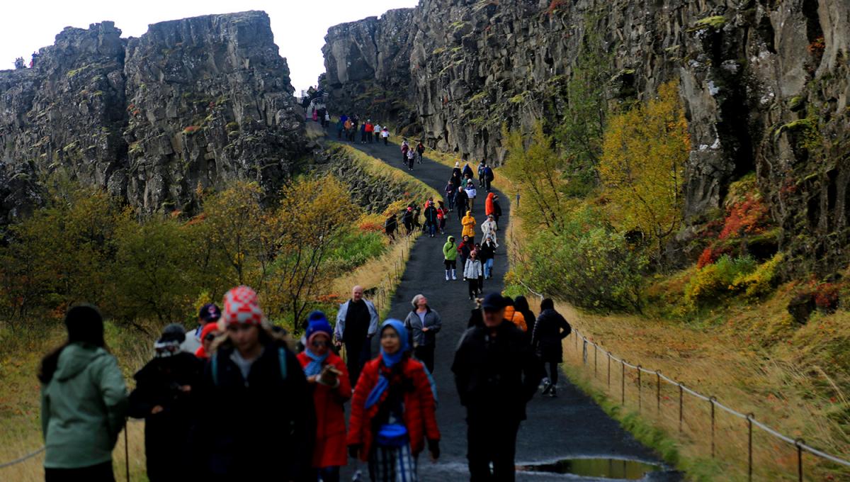 Los turistas pasean por un sendero en Thingvelir, donde se separan las placas euroasiática y norteamericanas
