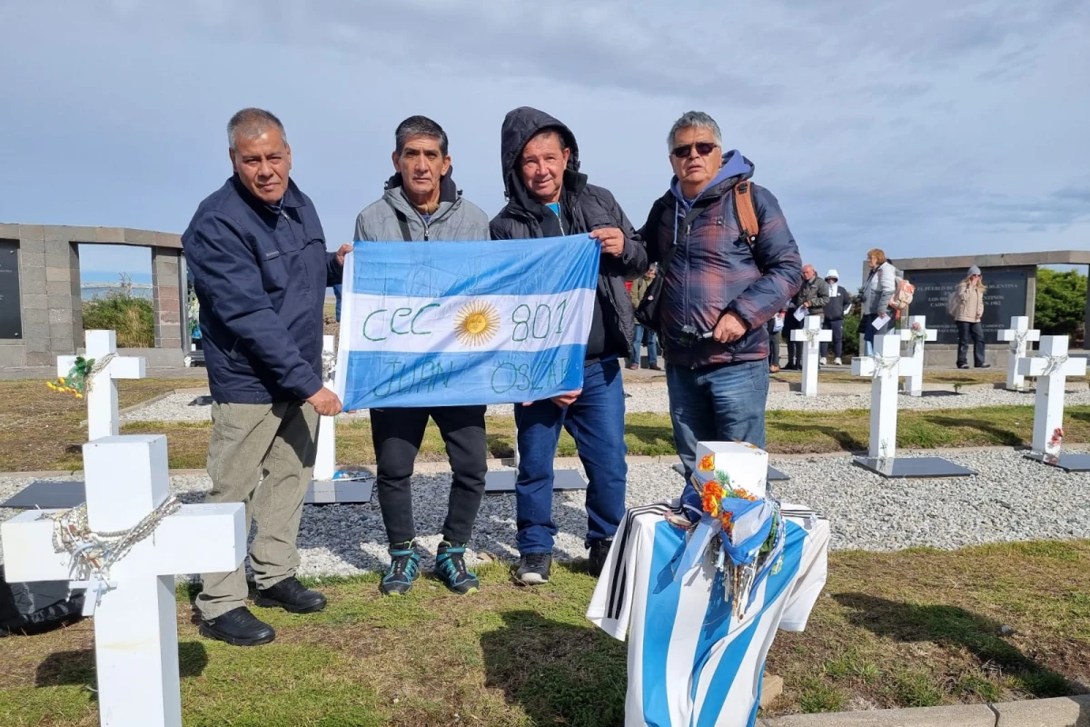 Acosta, Bulnes, Cabral y Fleita en el Cementerio Argentino de Darwin (cortesía de Bulnes)