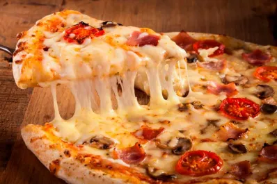 Pizza sin harinas y sin horno: la receta fácil y saludable que se hace en minutos