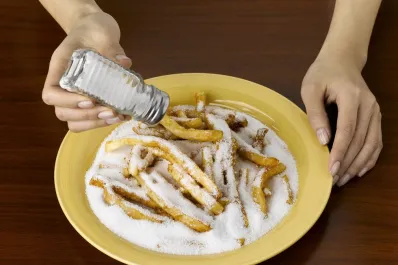 Los cambios que sufre nuestro cuerpo al dejar de consumir sal: menos hinchazón y mayor flujo de sangre en el cerebro