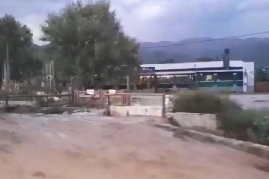 TAFÍ DEL VALLE. La tormenta provocó un alud y complicó el tránsito.