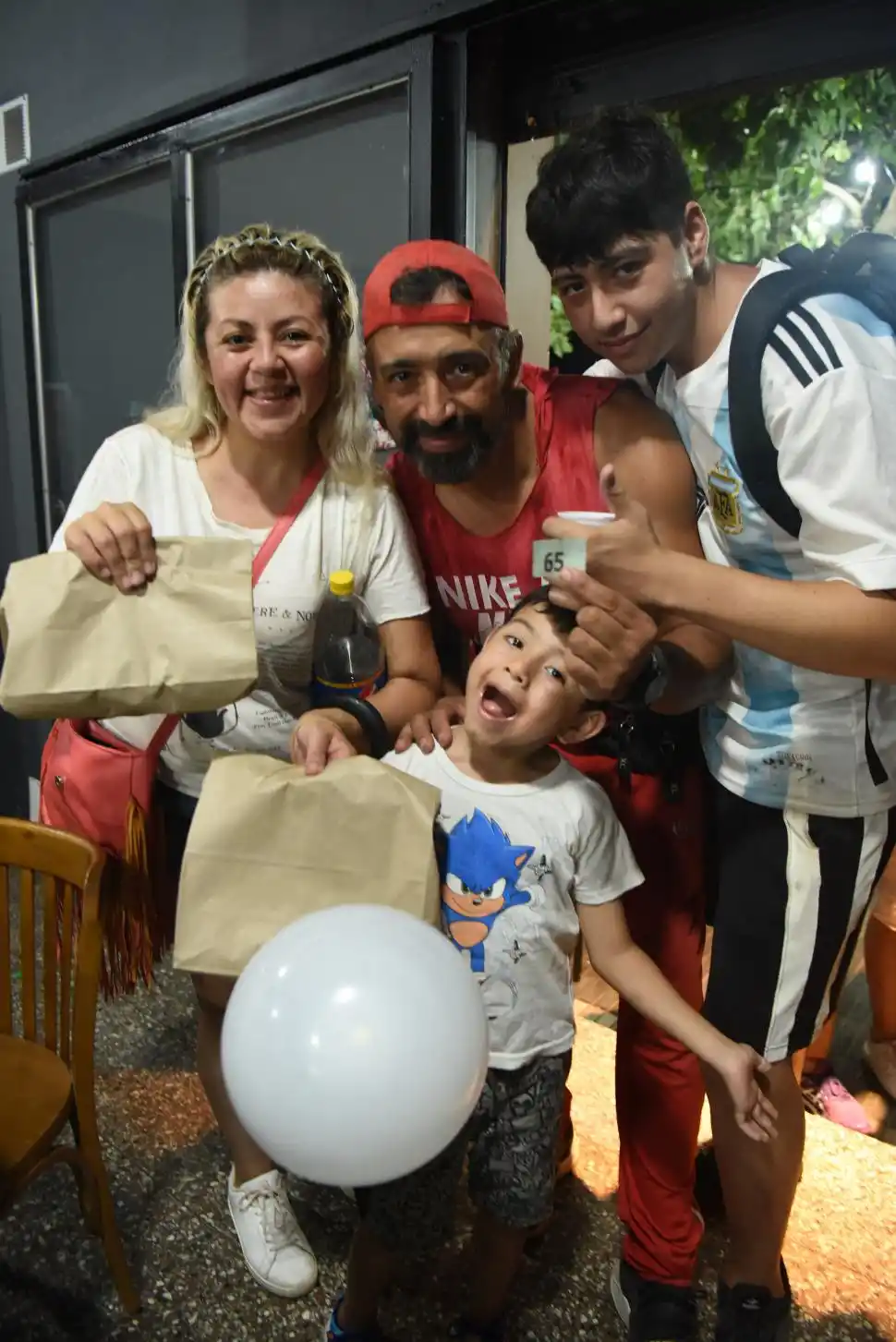 EN FAMILIA. Los Muiño llegaron a las 16 y se fueron contentos. Las monedas eran de la alcancía del hijo más chico.