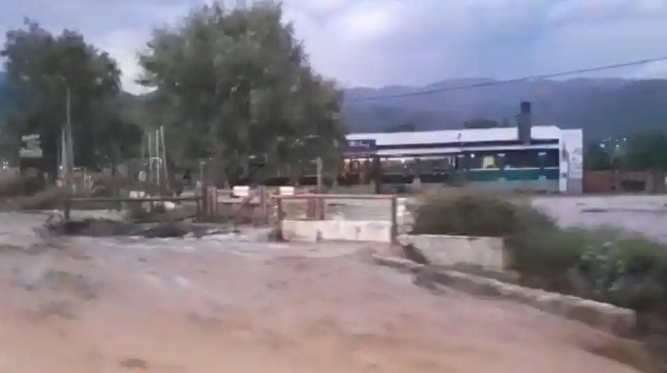 TAFÍ DEL VALLE. La tormenta provocó un alud y complicó el tránsito.