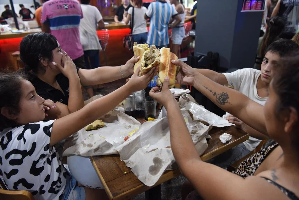 UN BRINDIS. Después de la espera, las familias se sentaron a degustar.