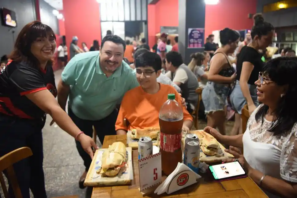 FUE UNA FIESTA. Todos los presentes celebraron la iniciativa.