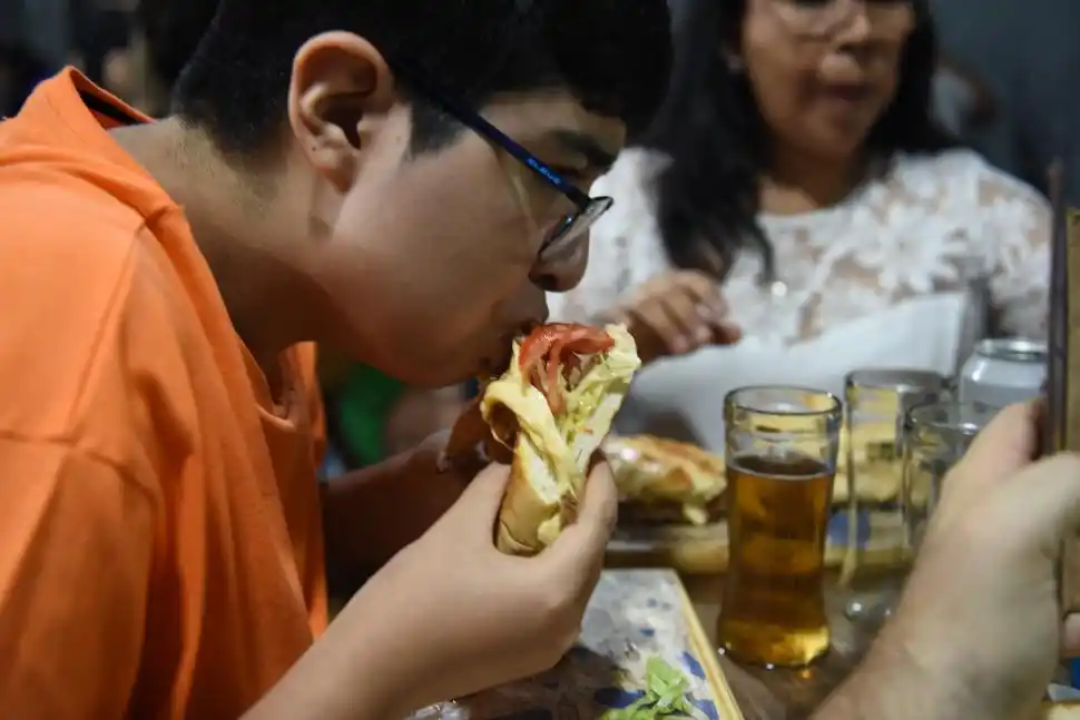 A ELECCIÓN. Los comensales -obviamente- pudieron elegir cómo preferían su sánguche. La pregunta clave fue: “¿completa sin ají?”.