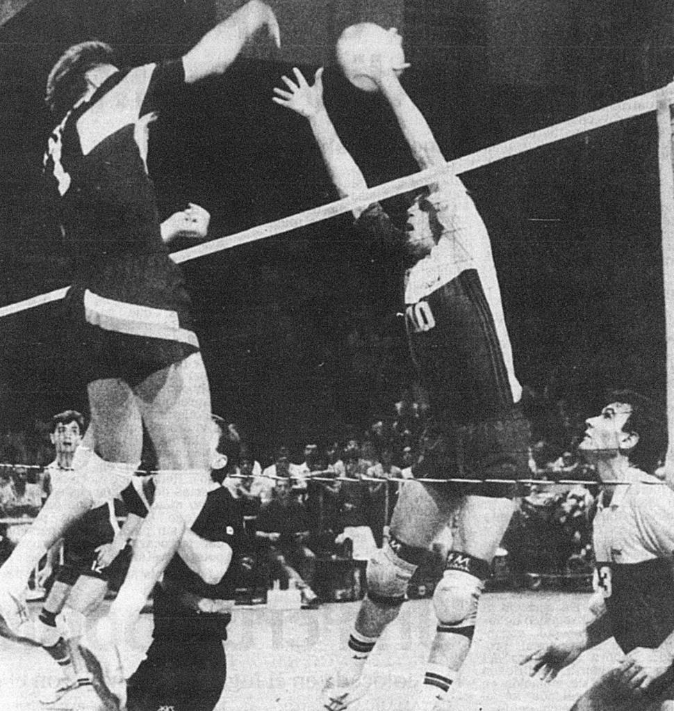 IMPONENTE. El soviético Oleg Shatunov, de 2,05m de altura, remata ante la defensa de Luis Lukach. El seleccionado europeo logró el bronce en el mundial de ese año.