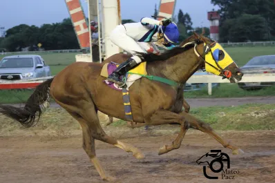 El aprendiz Brito confirmó su ascenso y fue la figura de la jornada turfística