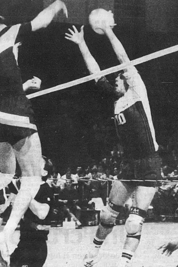 IMPONENTE. El soviético Oleg Shatunov, de 2,05m de altura, remata ante la defensa de Luis Lukach. El seleccionado europeo logró el bronce en el mundial de ese año.