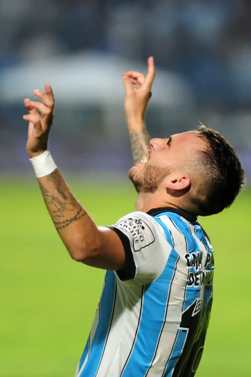 CREYENTE. Tesuri festejó su gol arrodillado y agradeciendo al cielo. El volante es uno de los más religiosos en el fútbol. Foto: Diego Araóz - LA GACETA