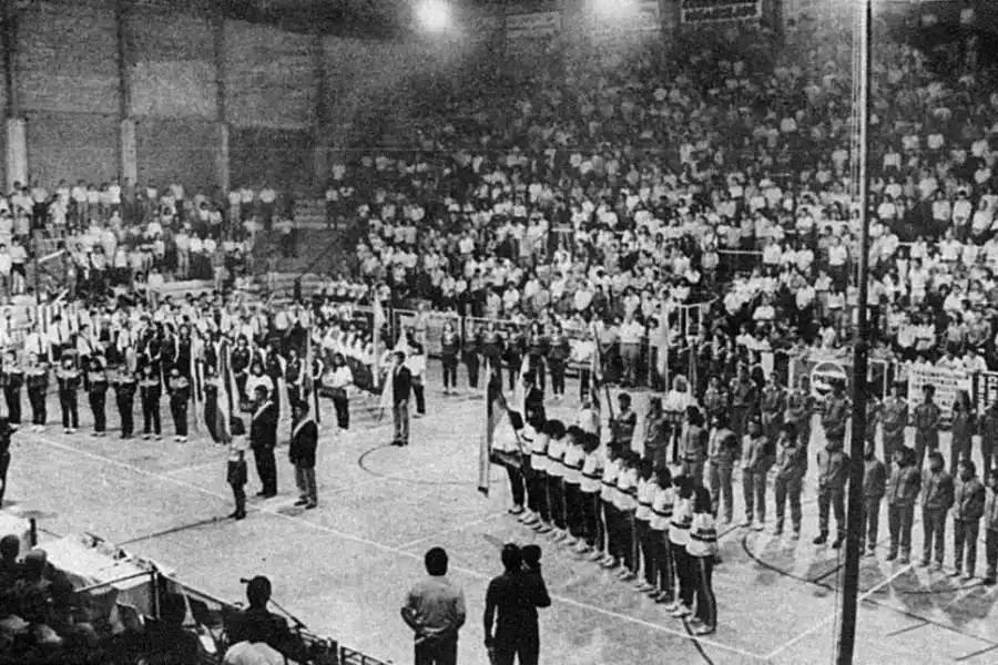 UN SHOW TOTAL. La multitudinaria inauguración del Sudamericano, que tuvo tribunas llenas en Villa Luján.