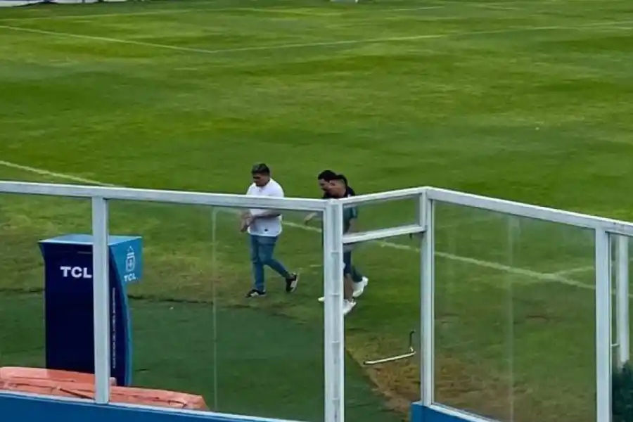 PASTOR. Martín Ale en el campo junto a su “hijo espiritual” Rodrigo (blanco).