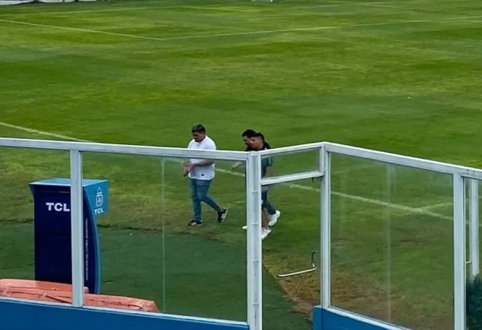 PASTOR. Martín Ale en el campo junto a su “hijo espiritual” Rodrigo (blanco).