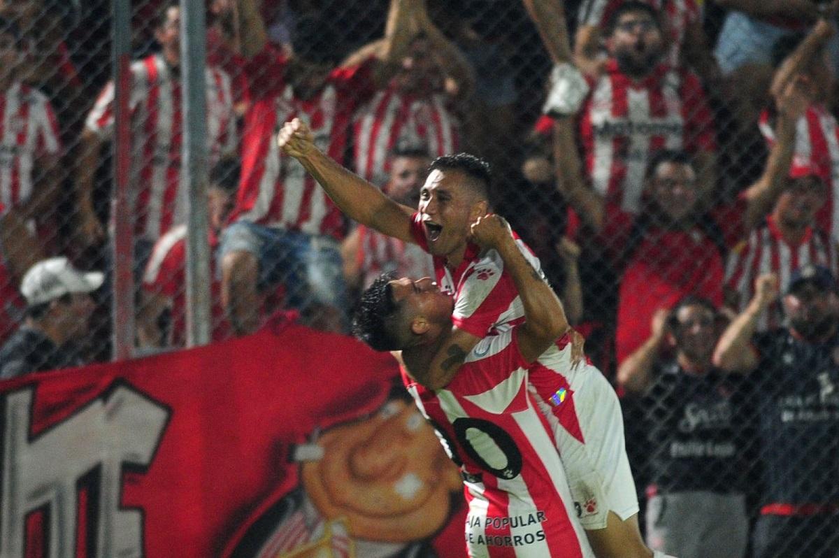 MADE IN SAN MARTÍN. Gonzalo Rodríguez habilitó a Nicolás Moreno en el segundo gol: lo celebraron con todas sus fuerzas.  