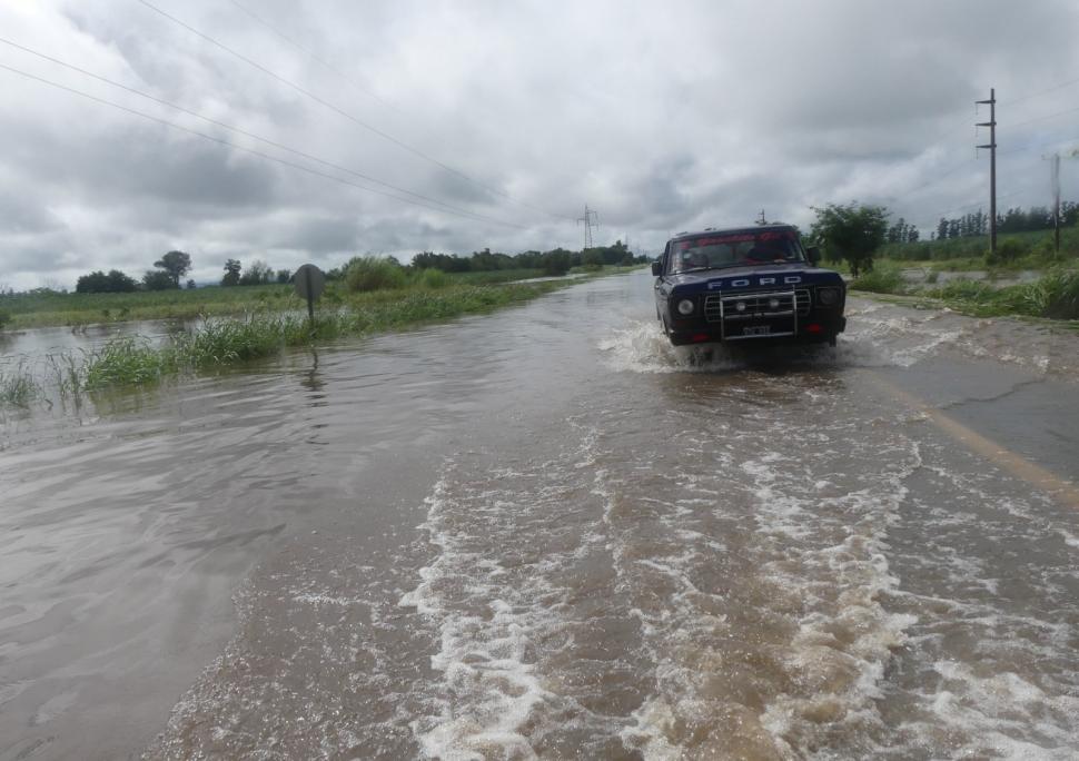 ODISEA PARA CIRCULAR. Llegar a Aguilares y zonas aledañas fue un desafío a causa del desborde de los ríos.