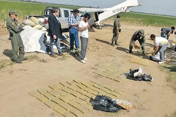 VUELOS NARCO. Gendarmería trabaja en un predio donde una avioneta arrojó “panes” de cocaína. Caro fue investigado por el traslado de drogas.