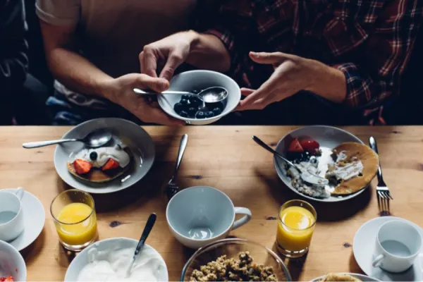Cinco trucos para aprender a comer más despacio y lograr que la comida te caiga mejor