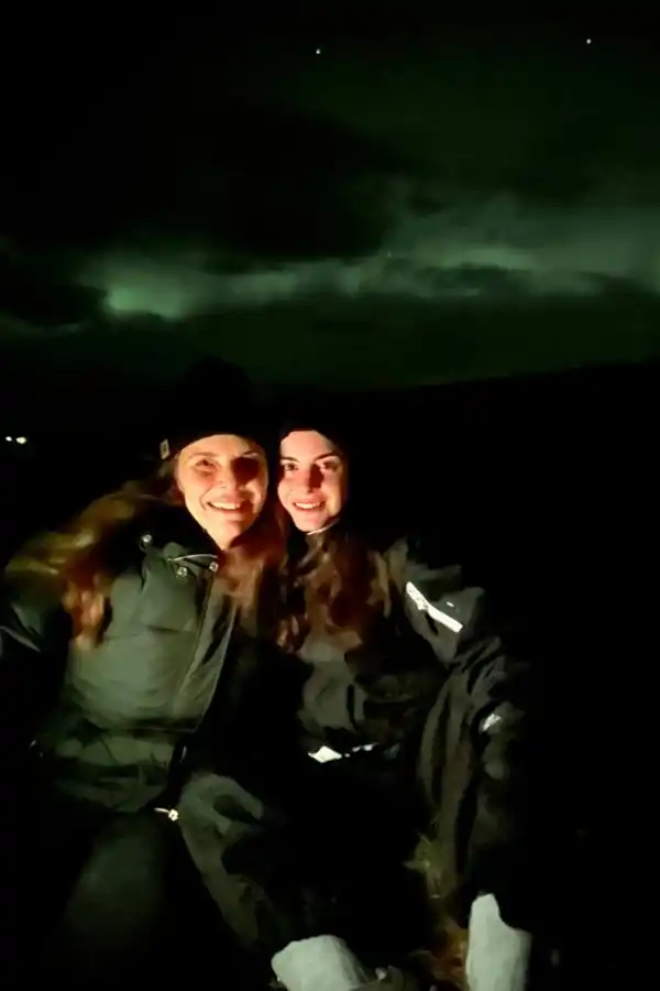 EN FAMILIA. Victoria con a su madre Analía Casella, durante un avistaje.