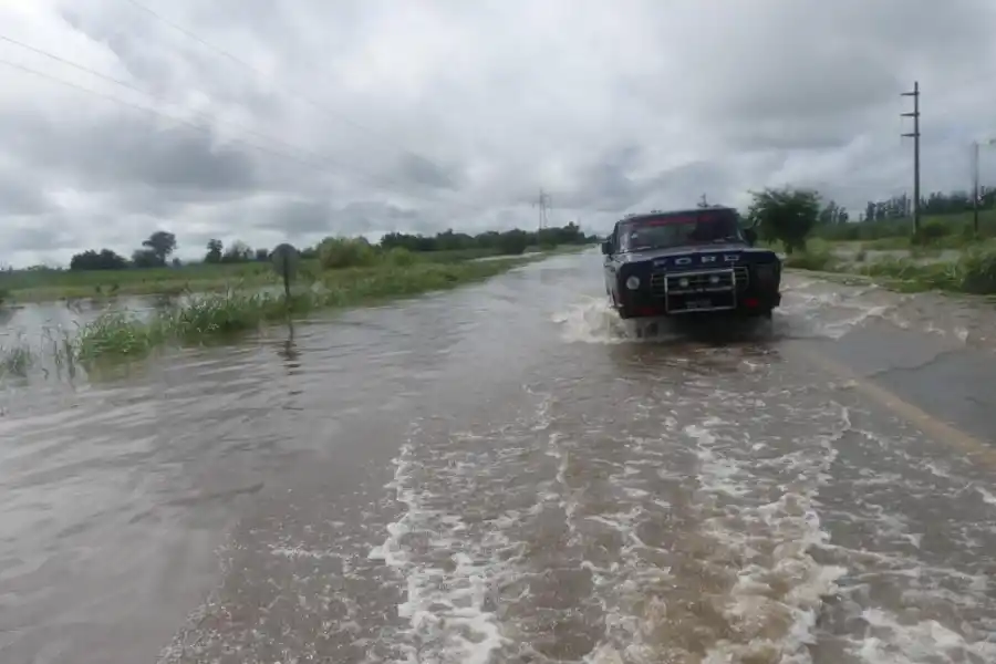 ODISEA PARA CIRCULAR. Llegar a Aguilares y zonas aledañas fue un desafío a causa del desborde de los ríos.