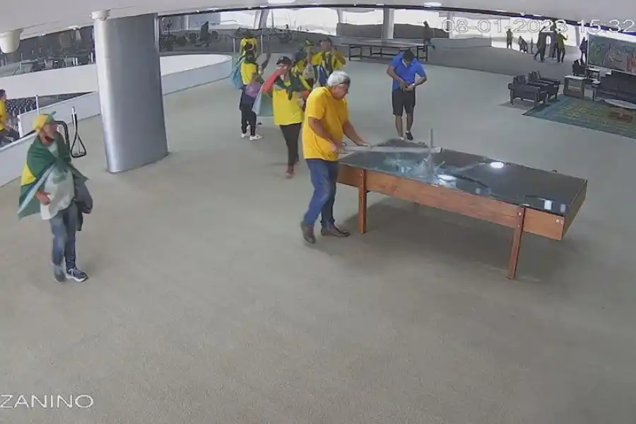 DESTRUCCIÓN. “Bolsonaristas”, en la invasión del 8 de enero de 2023.