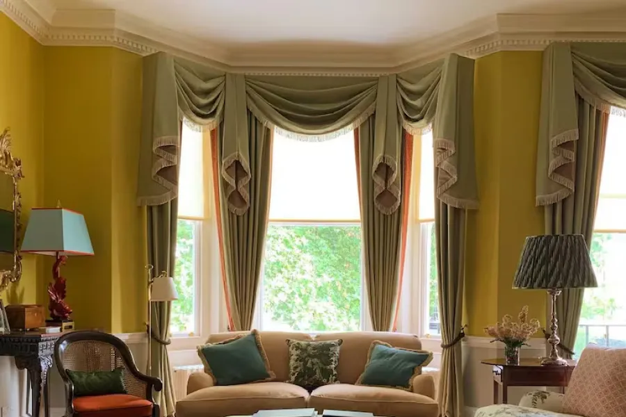 La decoración es de tipo tradicional en colores sobrios y estampados clásicos