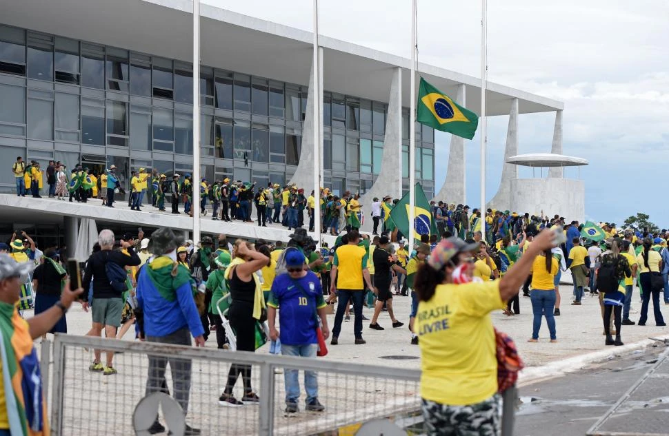 INVASIÓN AL PLANALTO. La Justicia de Brasil investiga el papel que tuvo Bolsonaro en las violentas acciones de sus seguidores, en enero de 2023.