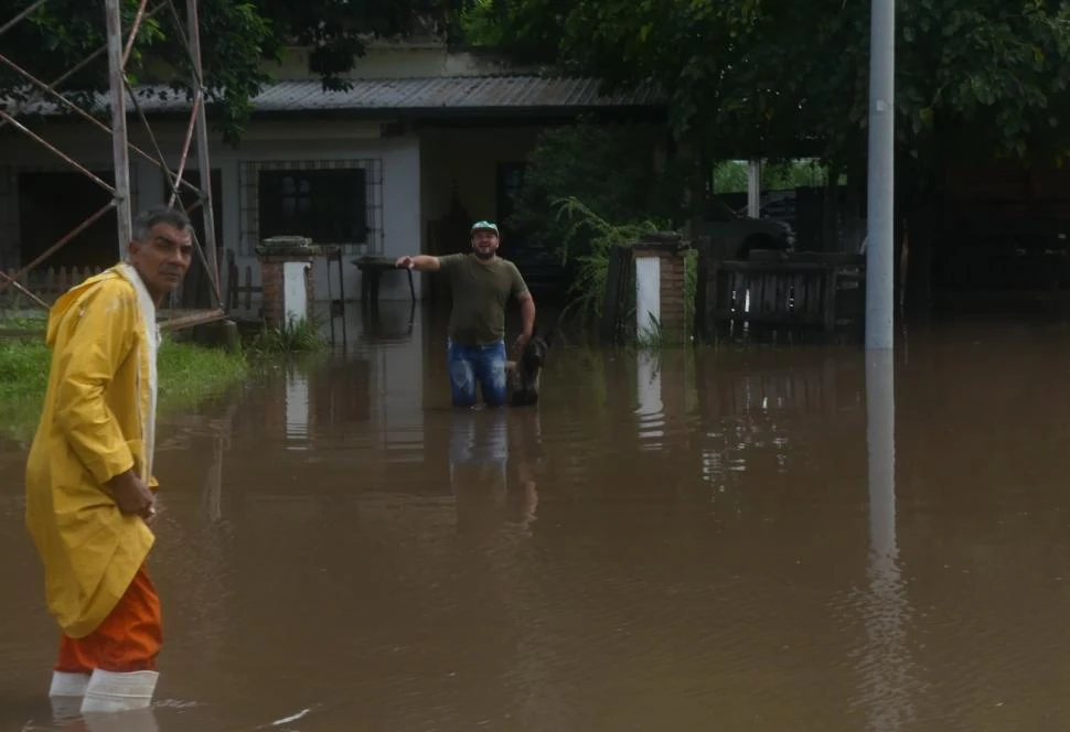 HASTA LAS RODILLAS. Vecinos de Río Chico amanecieron con agua dentro de sus viviendas y debieron ser asistidos por las autoridades locales. 