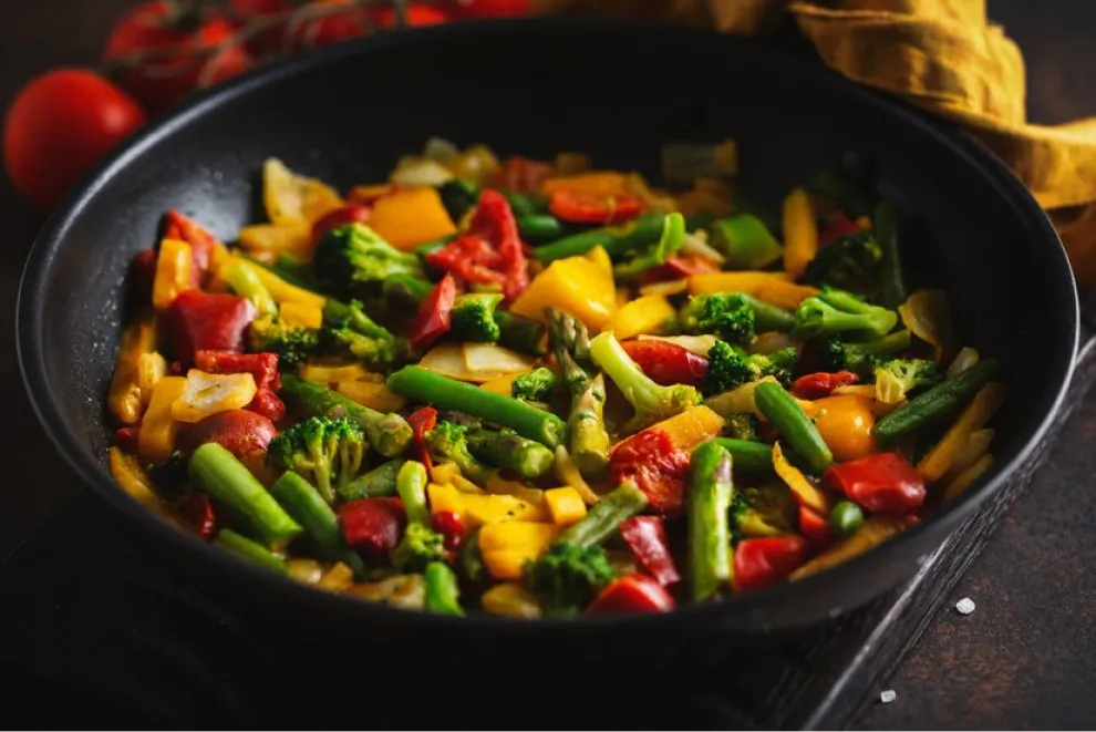 El salteado es una buena alternativa para cocer las verduras.