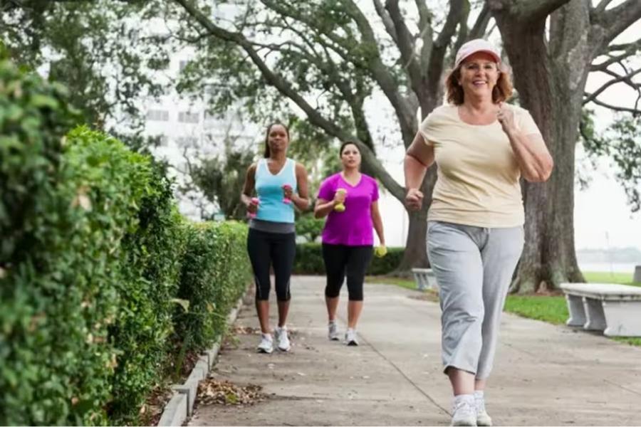 Cuáles son los cinco ejercicios para mayores de 50 años que ayudan a combatir la flacidez