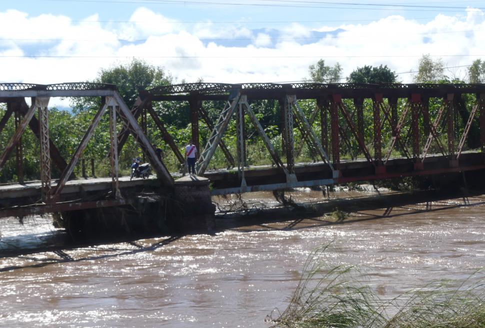 EN RÍO CHICO. El nivel del agua del río alcanzó la altura del puente.