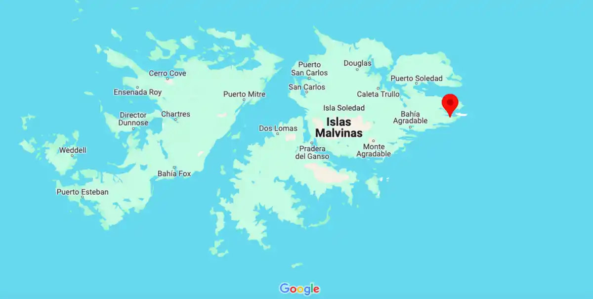 LA CIUDAD EN EL MAPA. La chincheta marca la ubicación de Puerto Argentino/Stanley.