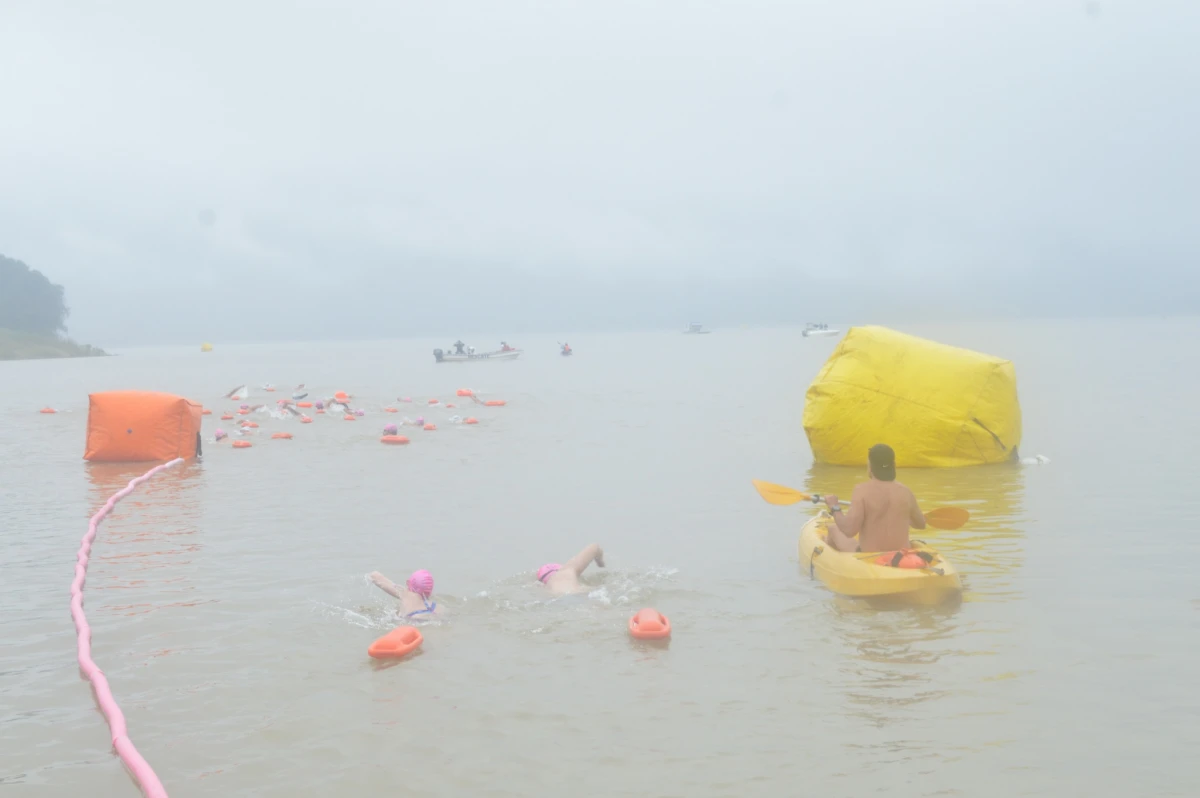 EN ACCIÓN. La postal muestra que todos los nadadores están en el circuito, mientras son custodiados por uno de los kayaks. El día tuvo una poco de bruma.