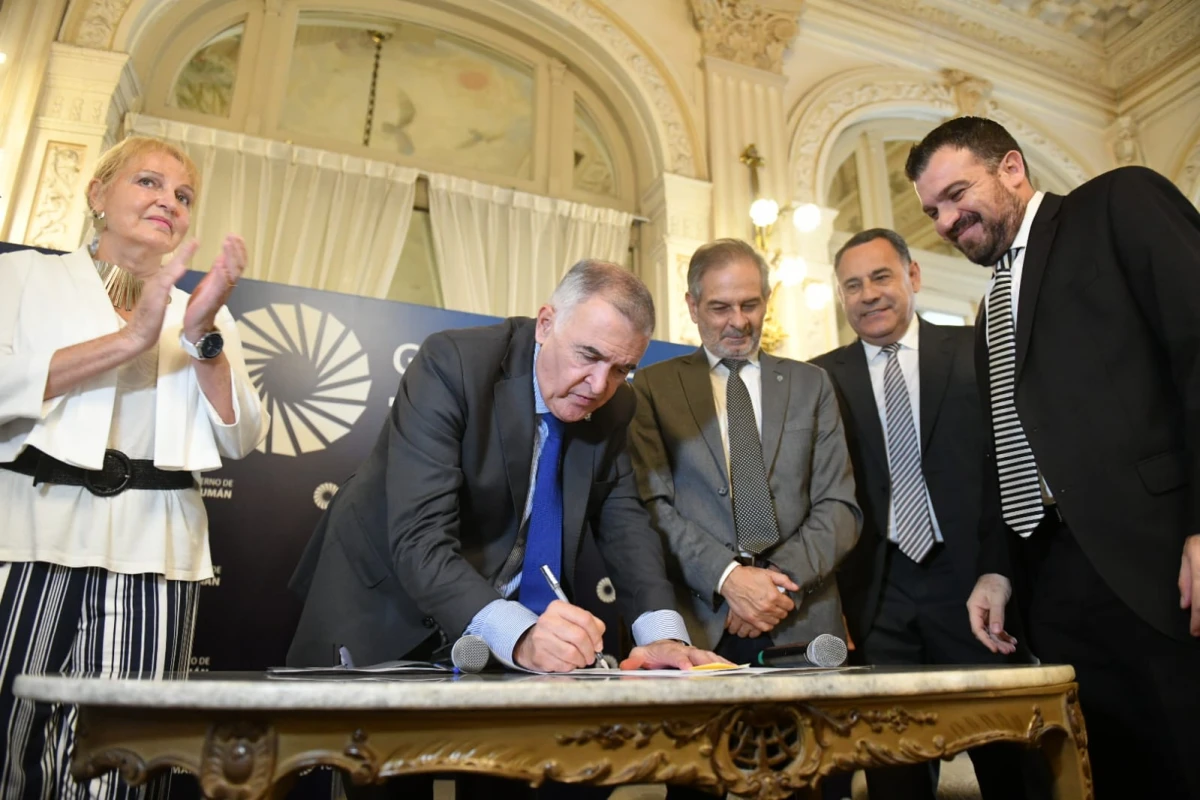 CONVENIO. La firma del acuerdo estuvo encabezada por Jaldo y por Pagani. COMUNICACIÓN PÚBLICA TUCUMÁN