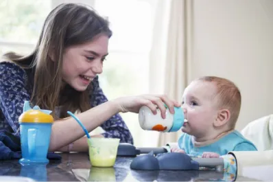 Empleadas domésticas: cuáles son las tareas de una niñera y cuánto cobrará en abril