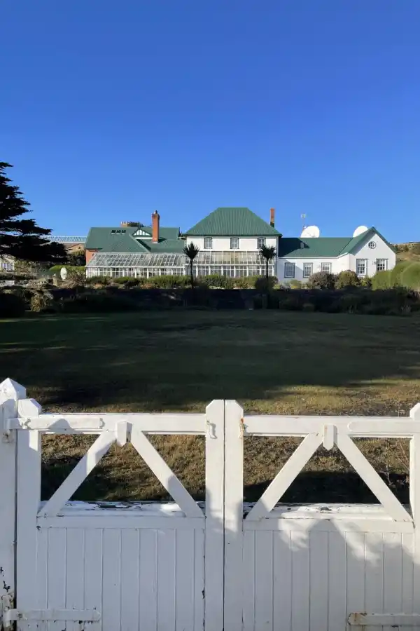 RESIDENCIA DE LA GOBERNADORA. Aquí desarrolla su actividad la diplomática Alison Blake.