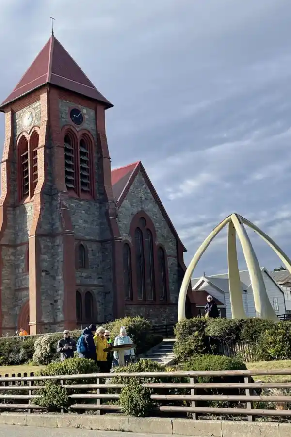TEMPLO. La catedral anglicana (Christ Church), y al frente una escultura hecha con costillas de ballena.