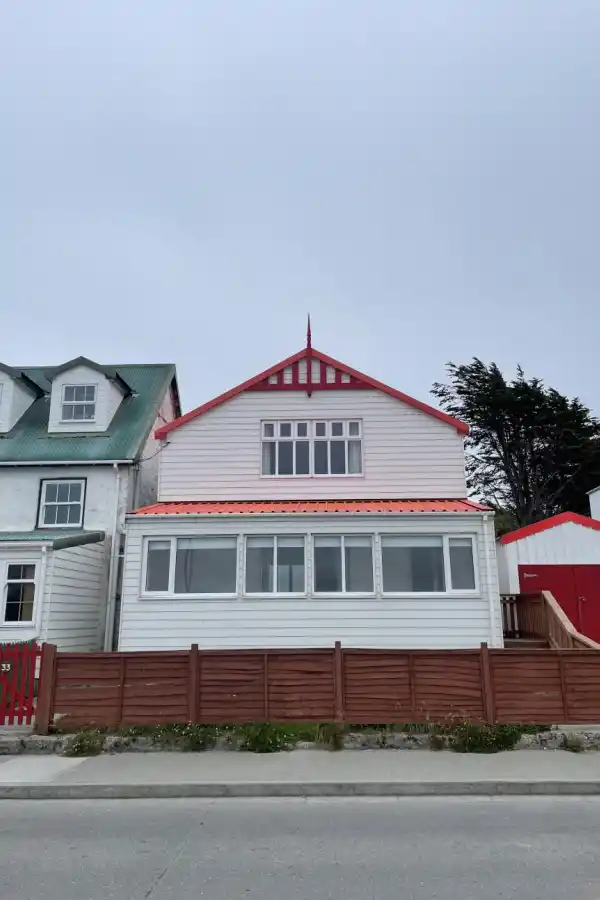 UNA VIVIENDA TÍPICA. Casa en Ross Road West, la calle principal de la ciudad.