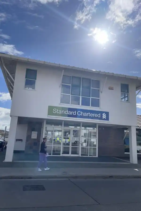 EL BANCO. Standard Chartered, para operaciones y depósitos.