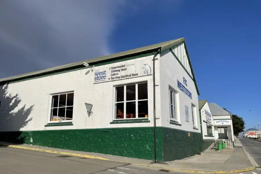 TIENDA DE RAMOS GENERALES. El West Store, que tiene supermercado, tienda de ropa, café y artículos de electricidad. 