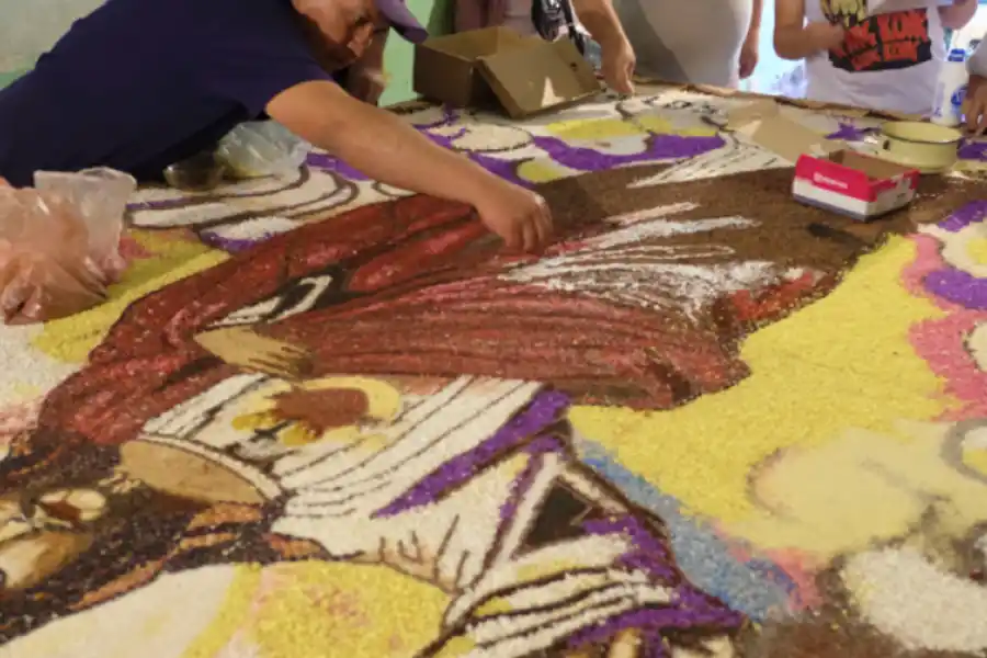 Turismo en Semana Santa: conocé las ermitas de flores, una tradición que lleva más de 100 años en Tilcara