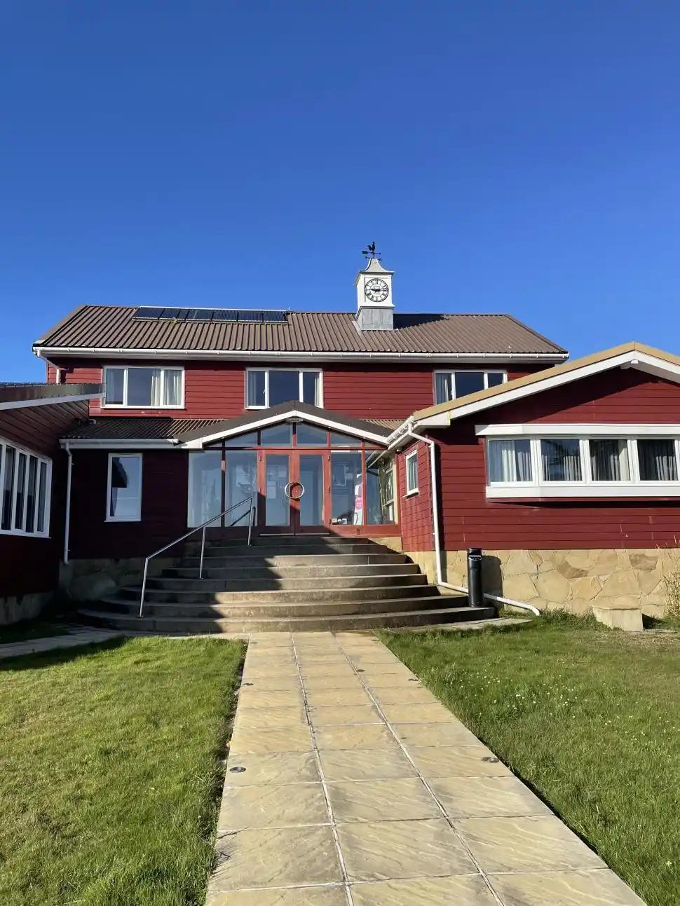 HOTEL MALVINA HOUSE. Debe su nombre a su propietaria.