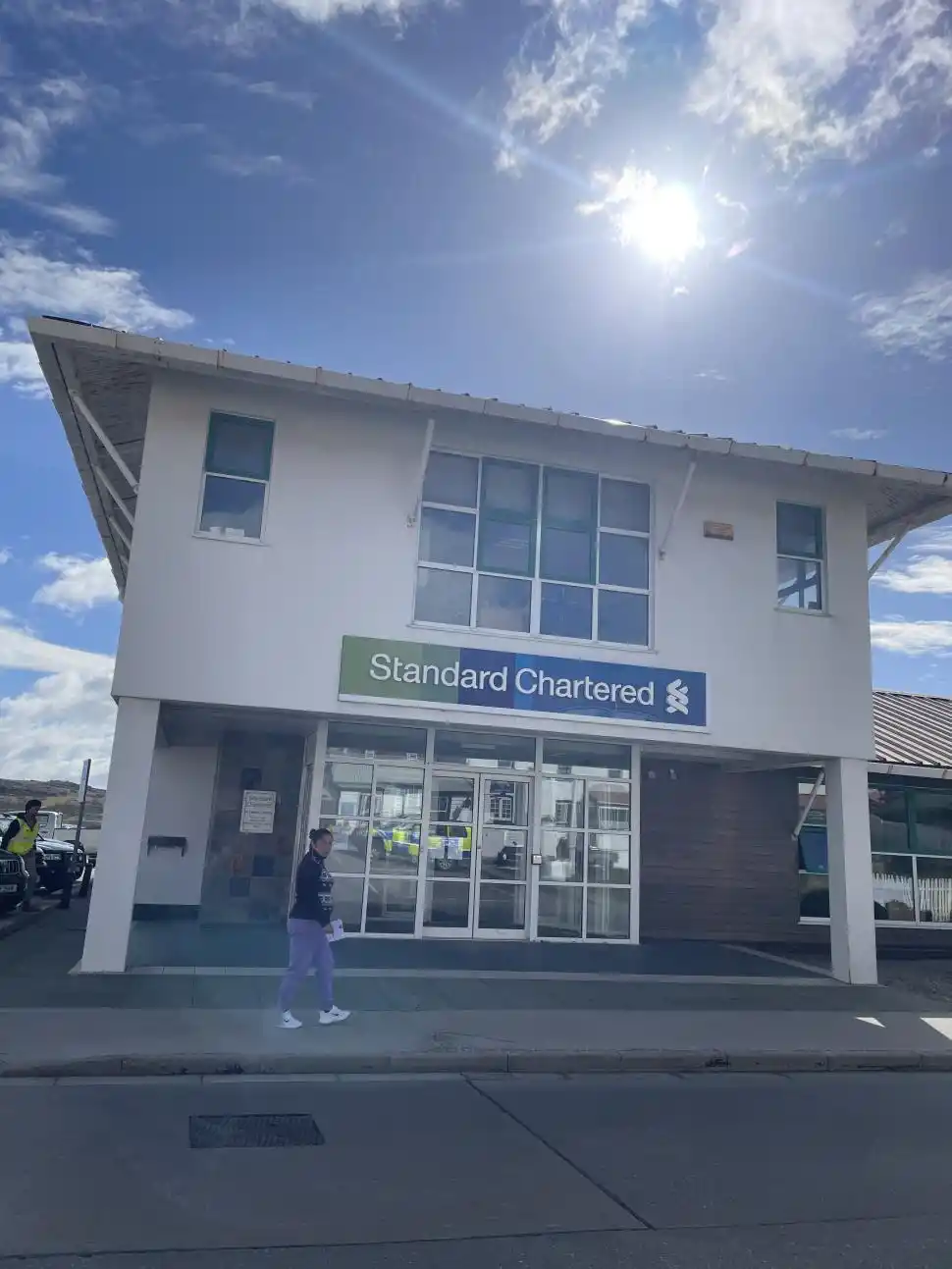 EL BANCO. Standard Chartered, para operaciones y depósitos.