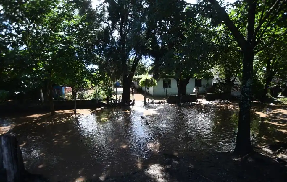 BAJO EL AGUA. Otra contundente escena de lo que se vivió en Aguilares.