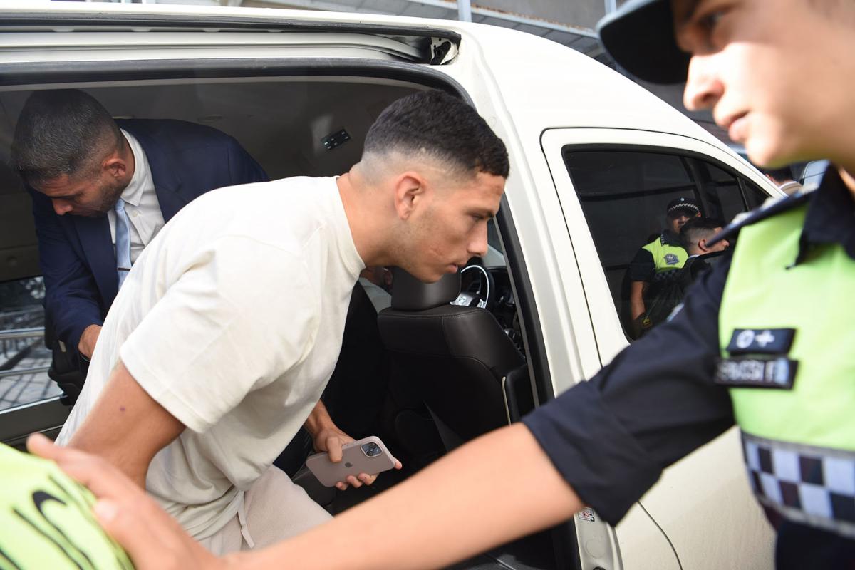 PROTEGIDO. Un policía evita que Abiel Osorio sea abordado por la prensa.