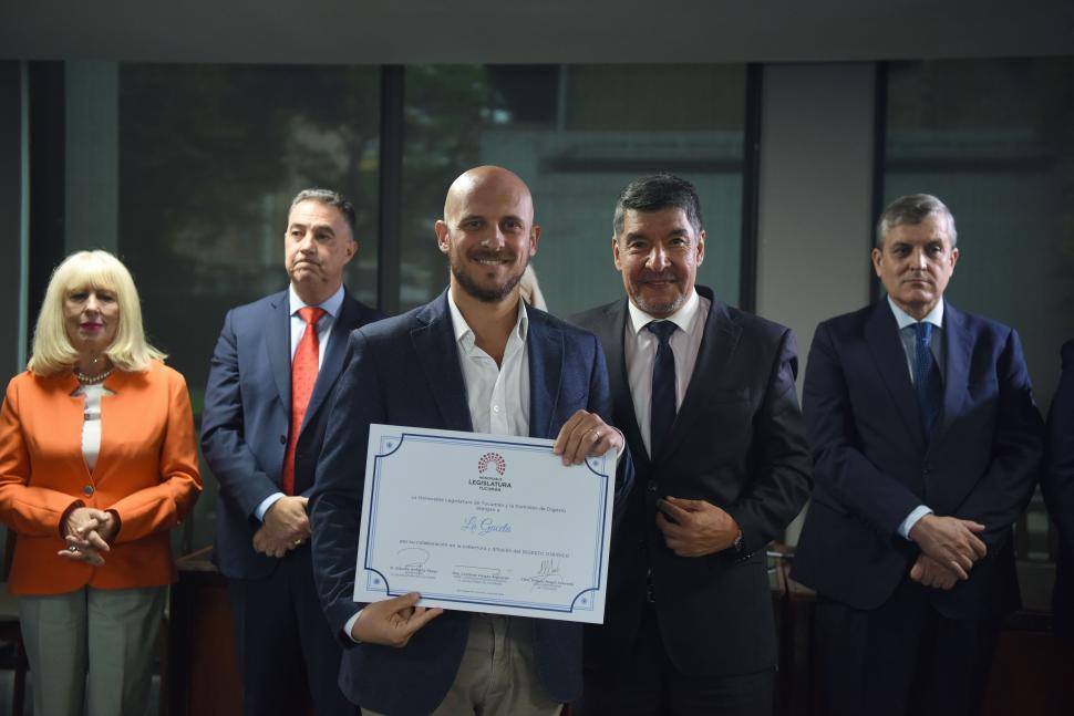 EN LA LEGISLATURA: El Secretario de Redacción de LA GACETA, José Názaro, recibió el reconocimiento