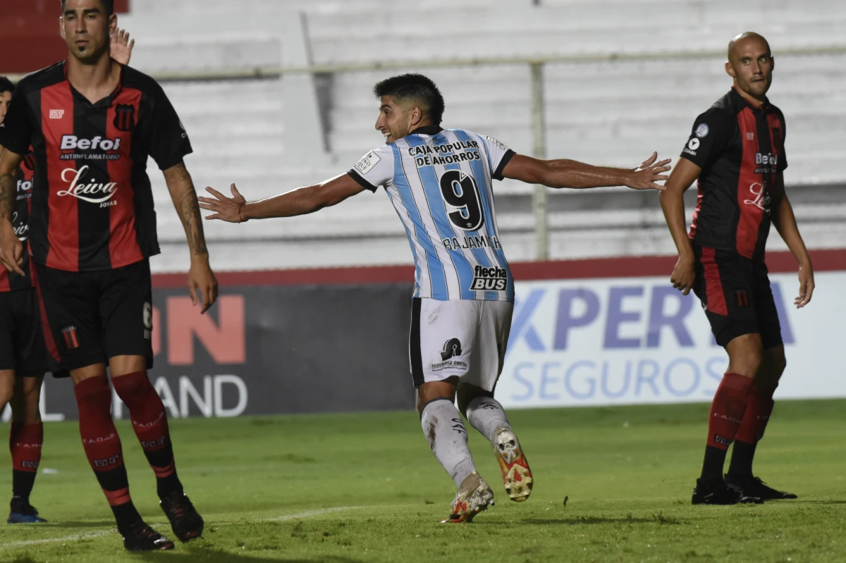Bajo la lluvia, Atlético Tucumán goleó 4-0 a Defensores de Belgrano