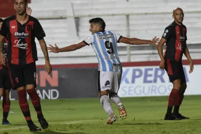 Bajo la lluvia, Atlético Tucumán goleó 4-0 a Defensores de Belgrano