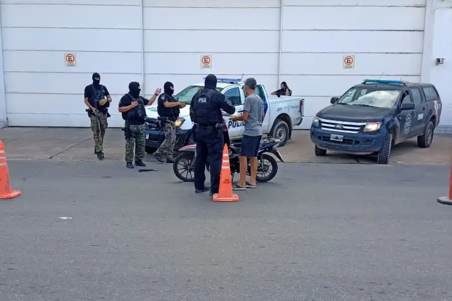 Efectivos de la PSA, durante el operativo.