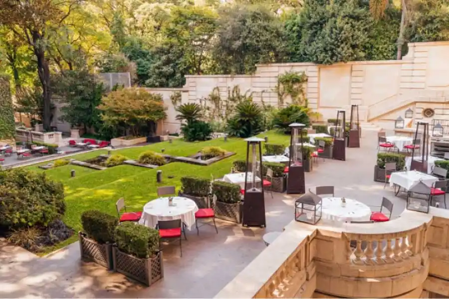 Merendar en el palacio cuesta $30.000 por personas.