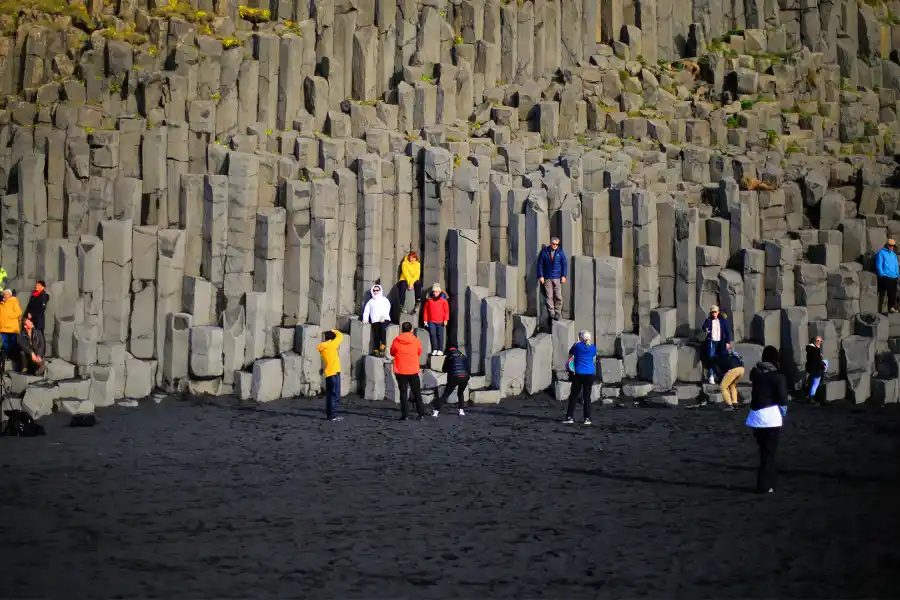 REYNIFSJARA. Impresionantes columnas de basalto producto de actividad volcánica.